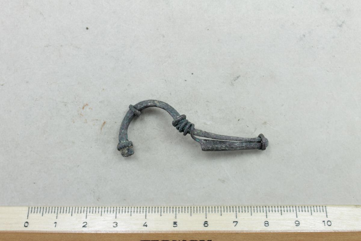 Fibel mit umgeschlagenem Fuß