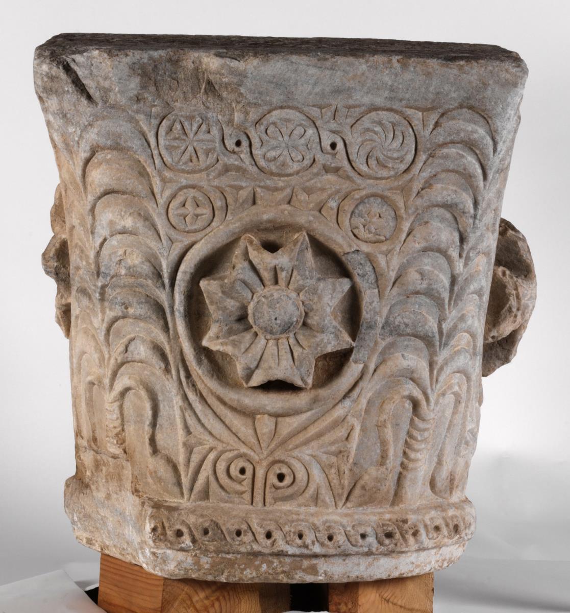 Kämpferkapitell von der Kirche auf der Athenaterrasse aus Pergamon