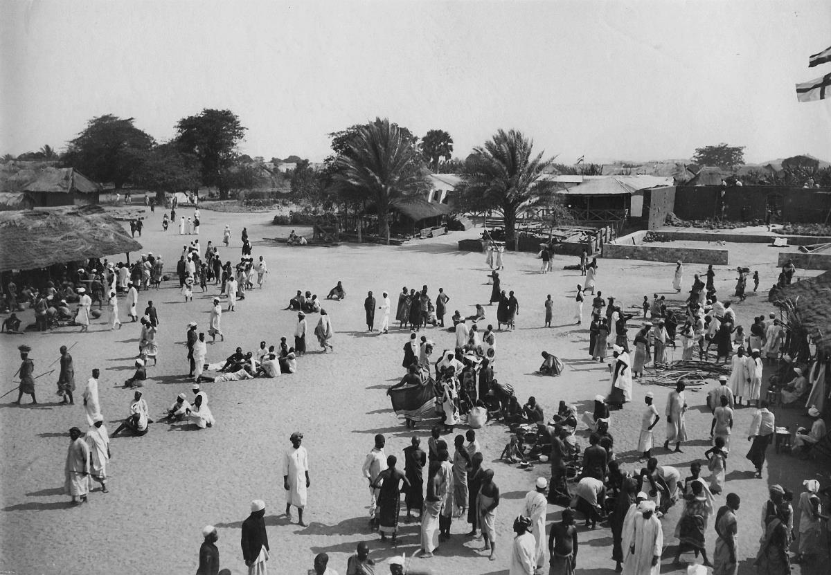 Marktbild mit Gebäuden der dt.-afrik. Gesellschaft