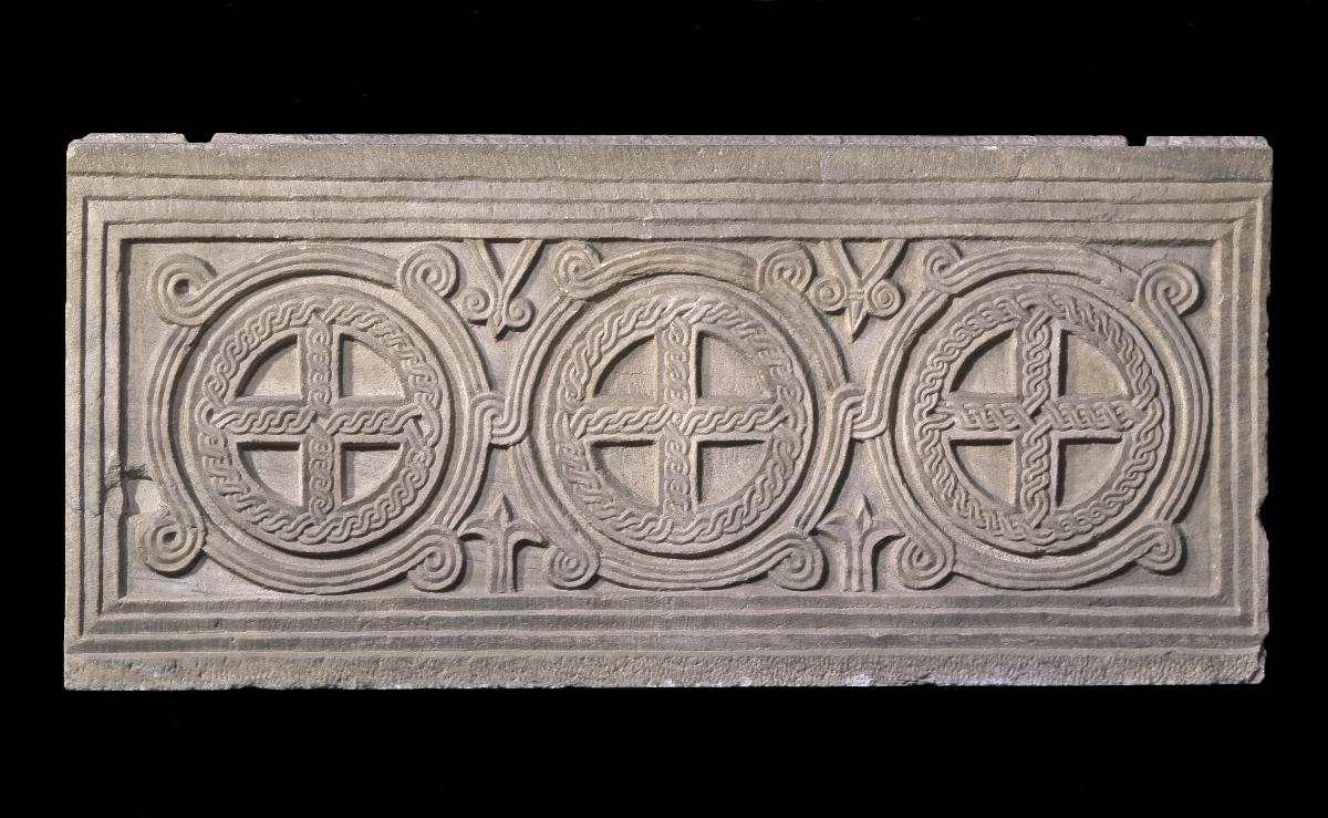 Schrankenplatte mit Flechtbandkreuz