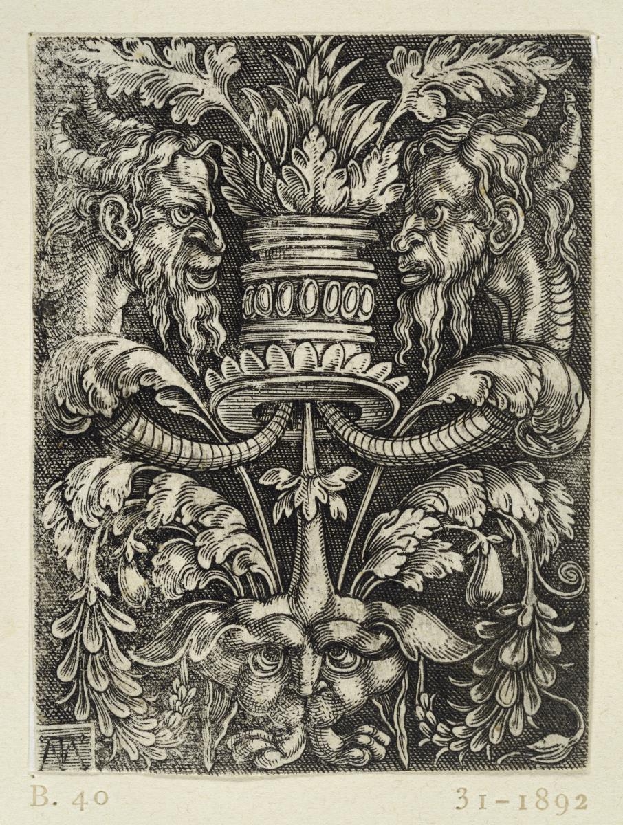 Ornamentfeld mit zwei Satyrköpfen