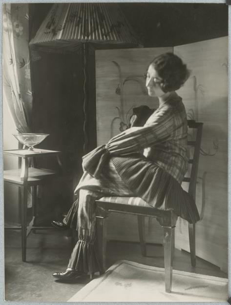 Frau in Pyjama von Modenwerkstatt Sonja Erich, Berlin