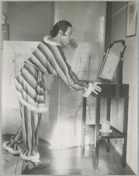 Frau in Pyjama von Modenwerkstatt Sonja Erich, Berlin