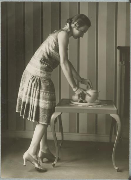 Frau in Kleid von Modenwerkstatt Sonja Erich, Berlin