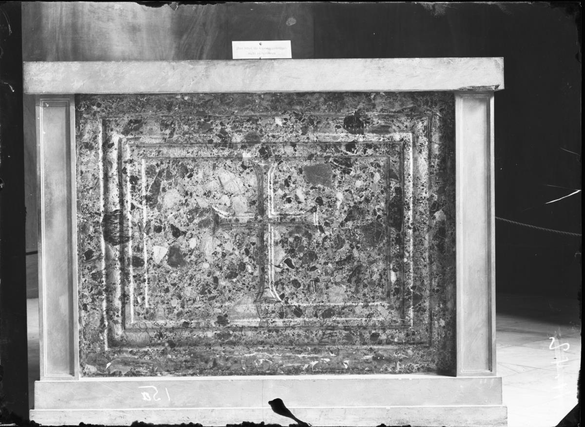 Schrankenplatte oder Wandverkleidung mit lateinischem Kreuz