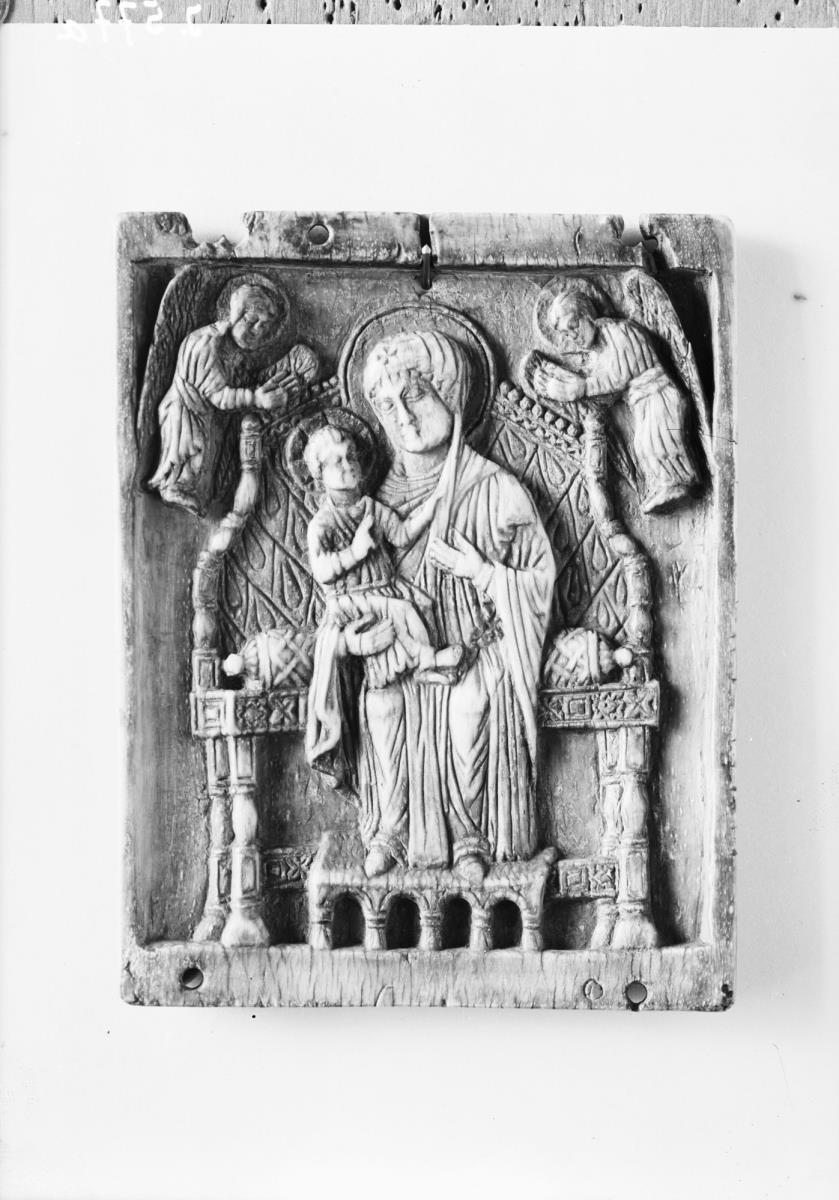 Mittelteil eines Klappaltares mit Maria im Typus der Hodegetria und mit einer Runeninschrift (auf der Schmalseite)