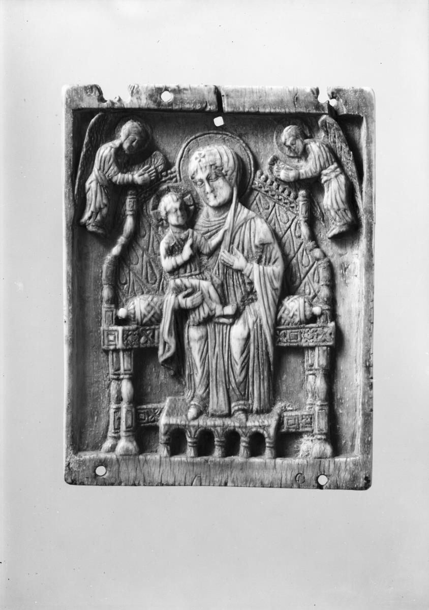 Mittelteil eines Klappaltares mit Maria im Typus der Hodegetria und mit einer Runeninschrift (auf der Schmalseite)