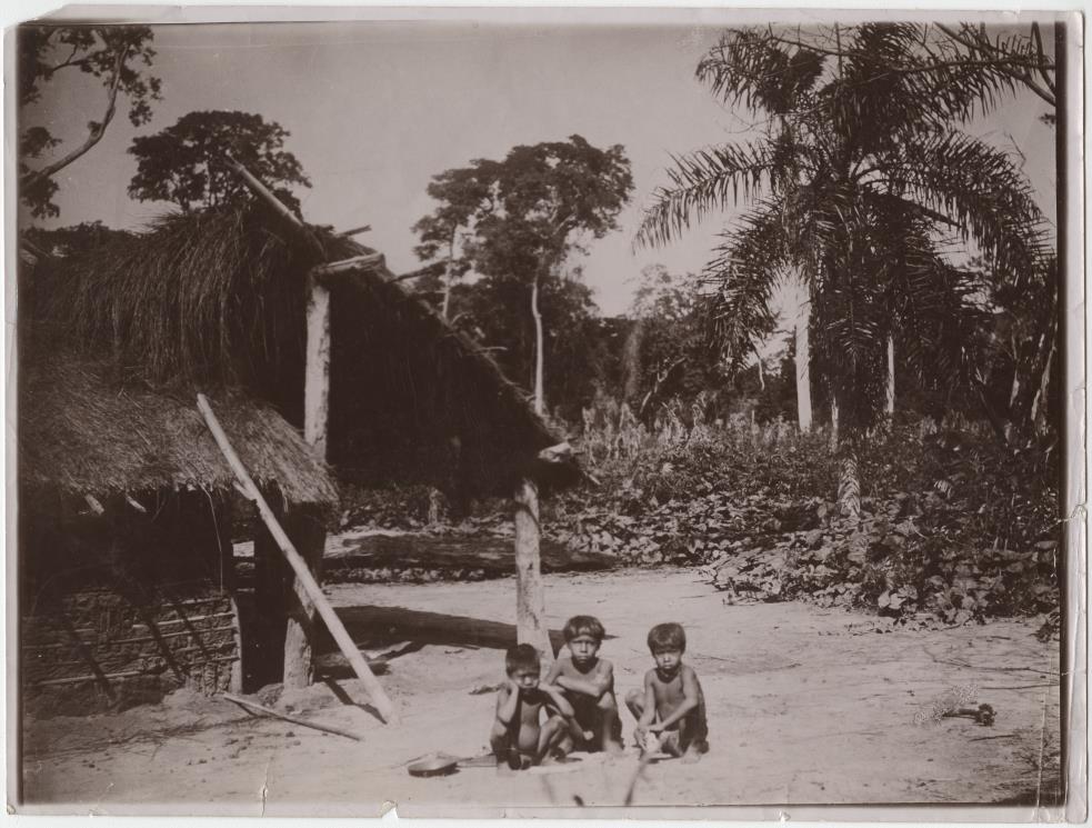Kinder vor einer Hütte der Kainguá-Indianer
