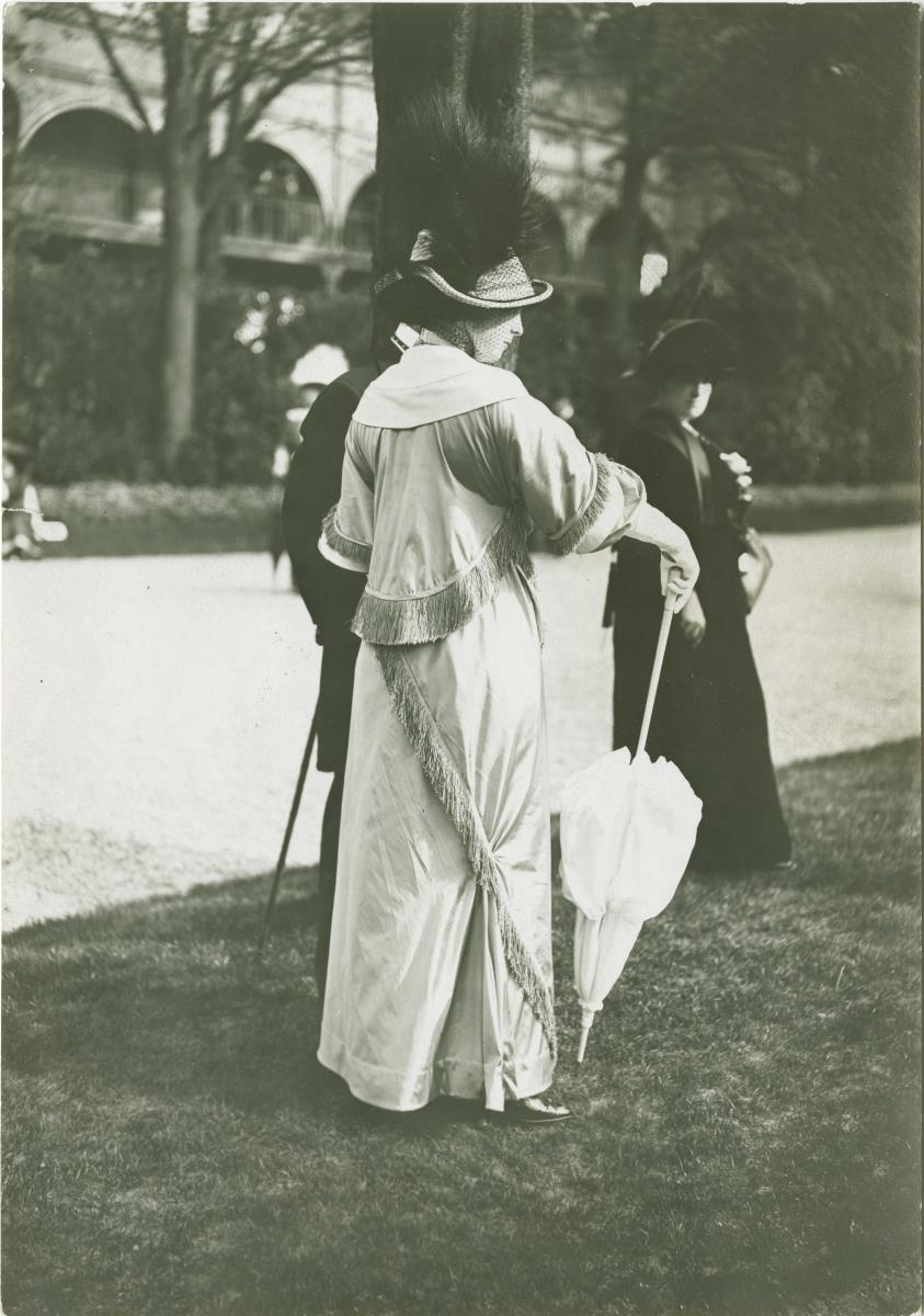 Frau in Kleid auf dem Rennplatz
