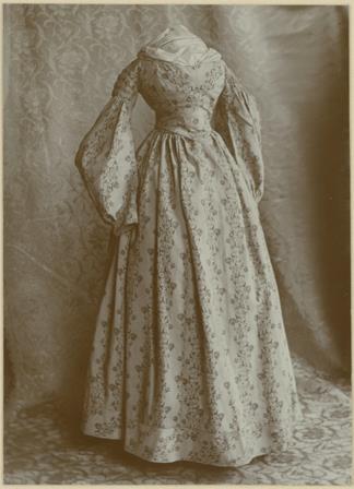 Damenkleid des 19. Jahrhunderts, Ausstellung 200 Jahre Kleiderkunst