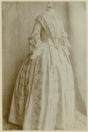 Damenkleid des 19. Jahrhunderts, Ausstellung 200 Jahre Kleiderkunst