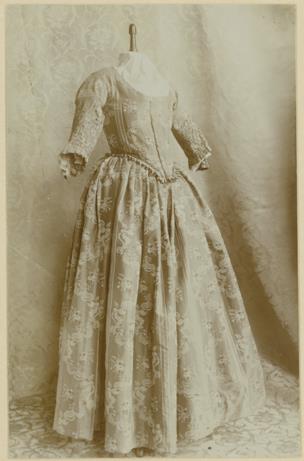 Damenkleid des 18. Jahrhunderts, Ausstellung 200 Jahre Kleiderkunst