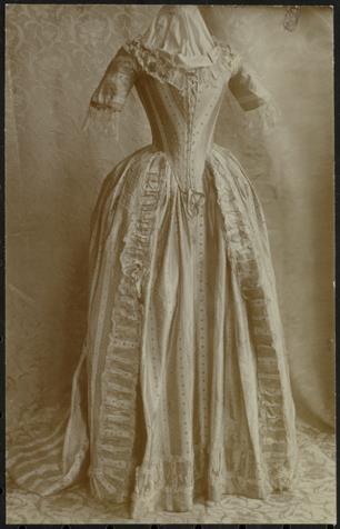 Damenkleid des 18. Jahrhunderts, Ausstellung 200 Jahre Kleiderkunst