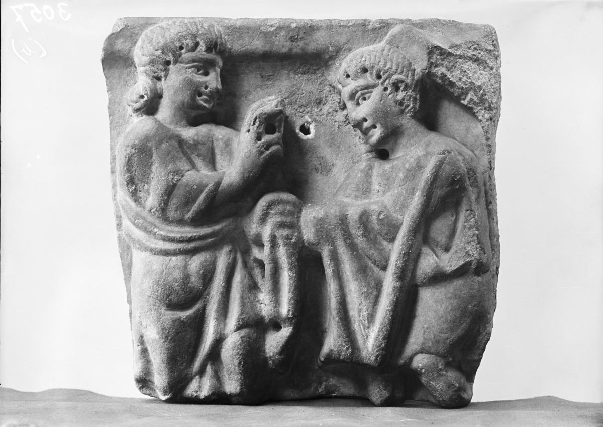 Fragment eines Sarkophagdeckels