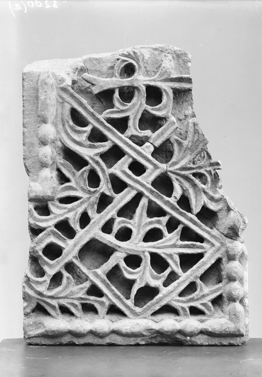 Platte des Unterbaues eines Altars (Stipes), Fragment