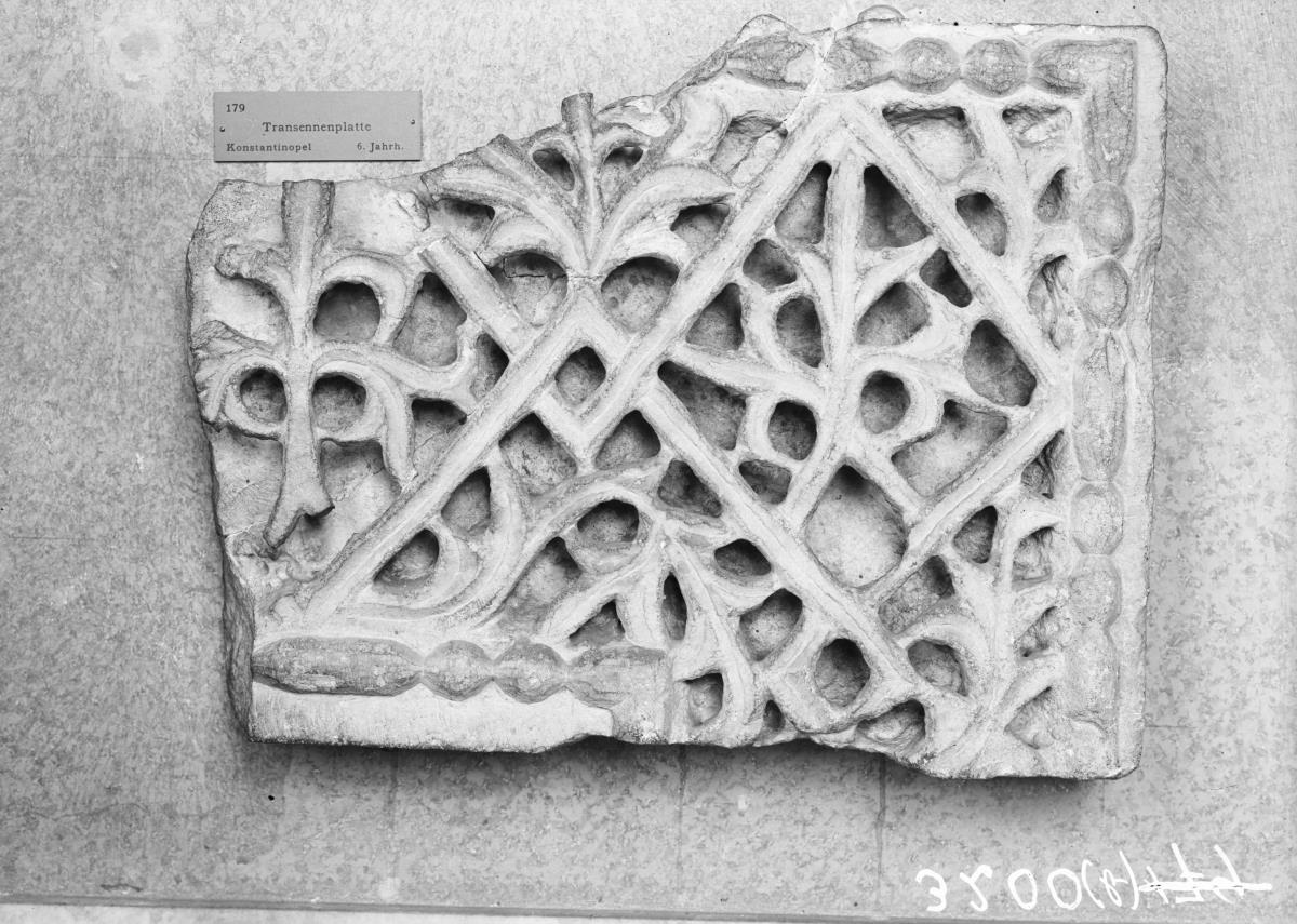 Platte des Unterbaues eines Altars (Stipes), Fragment