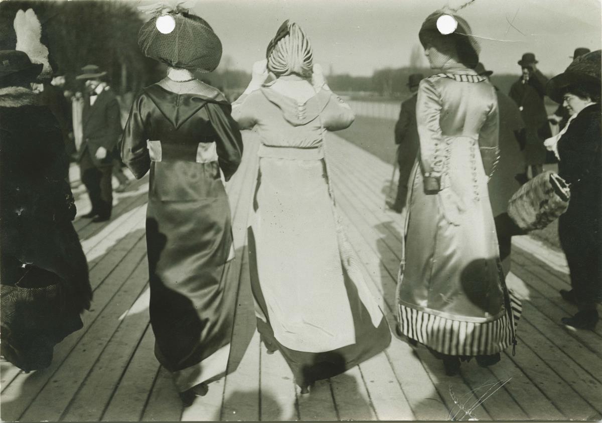 Frauen in Kleidern auf dem Rennplatz