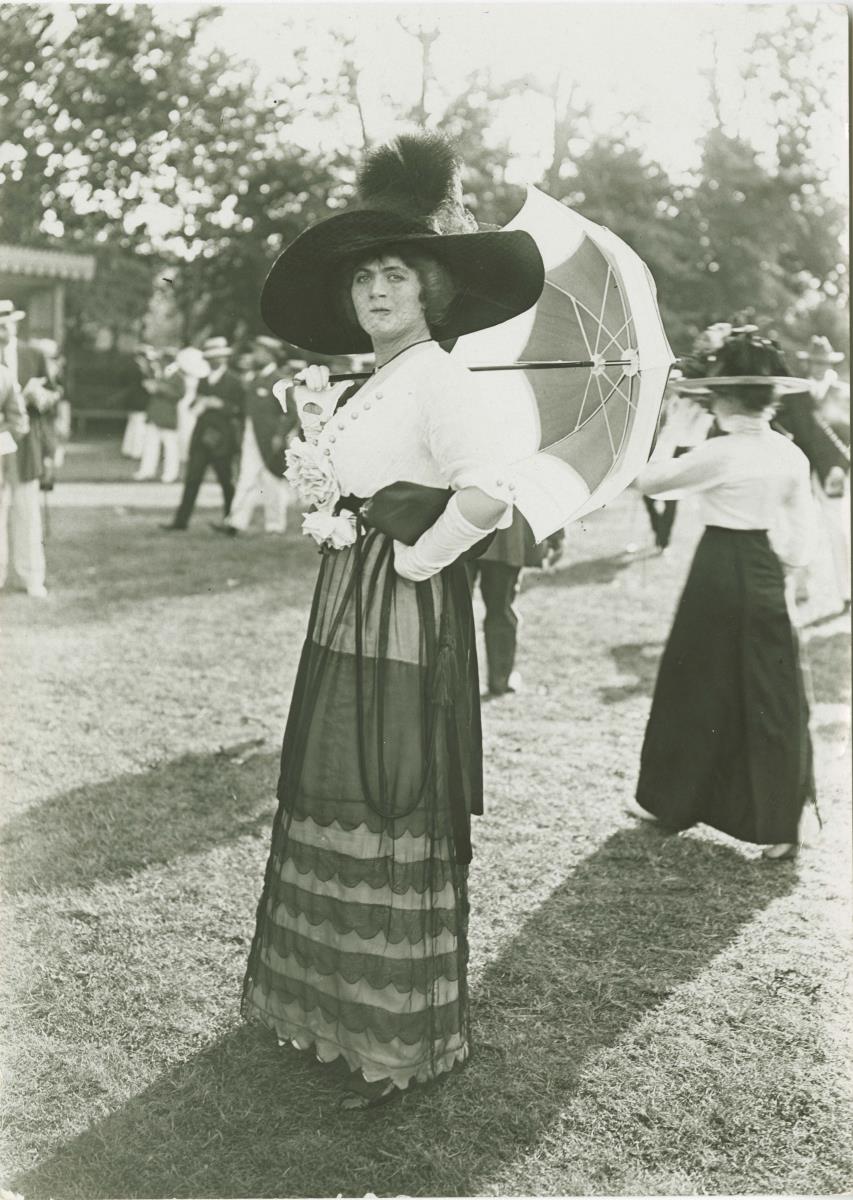 Frau in Ensemble auf dem Rennplatz
