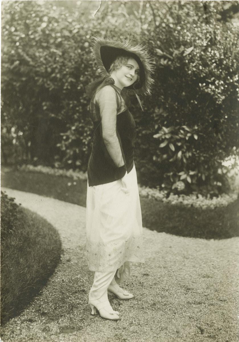 Frau in Kleid auf dem Rennplatz