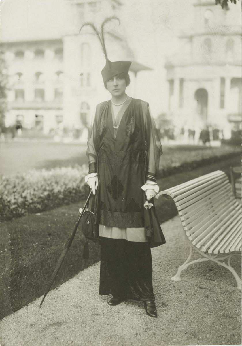 Frau in Kleid auf dem Rennplatz