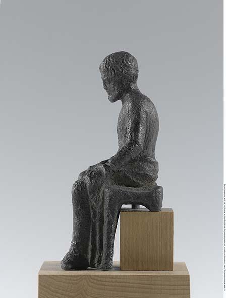 Klassische Statuette eines sitzenden, bärtigen Philosophen