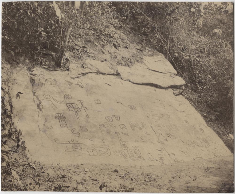 Fels mit Petroglyphen