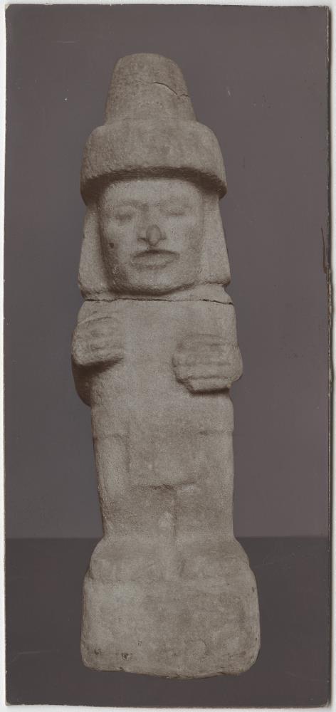 Steinskulptur einer stehenden menschlichen Figur