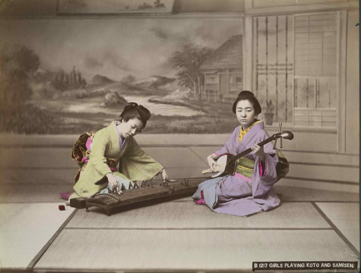 Junge Frauen beim Koto- und Shamisenspiel (Interieur)