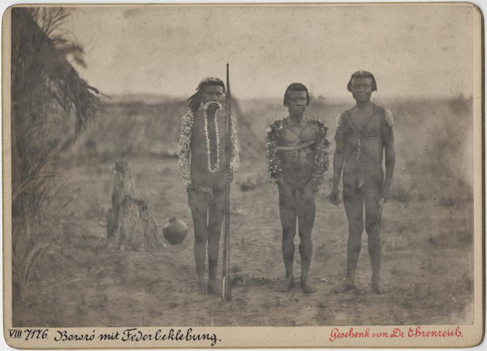 Bororo-Indianer mit Federbeklebung