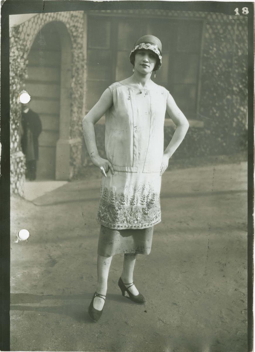 Frau in Kleid auf dem Rennplatz