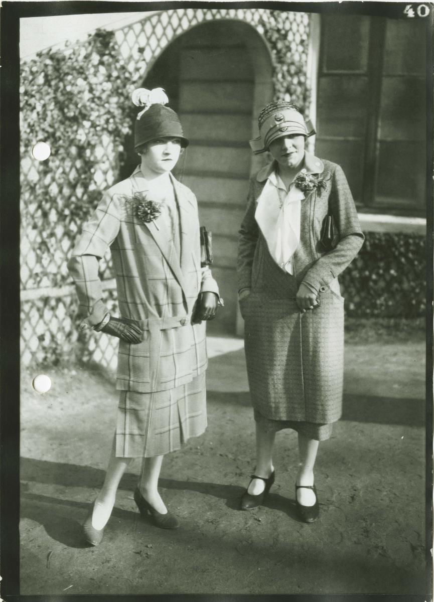 Frauen in Kostümem auf dem Rennplatz