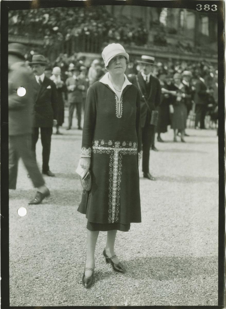 Frau in Kleid auf dem Rennplatz