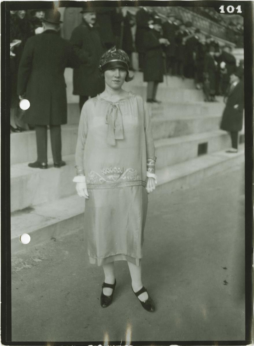 Frau in Kleid auf dem Rennplatz