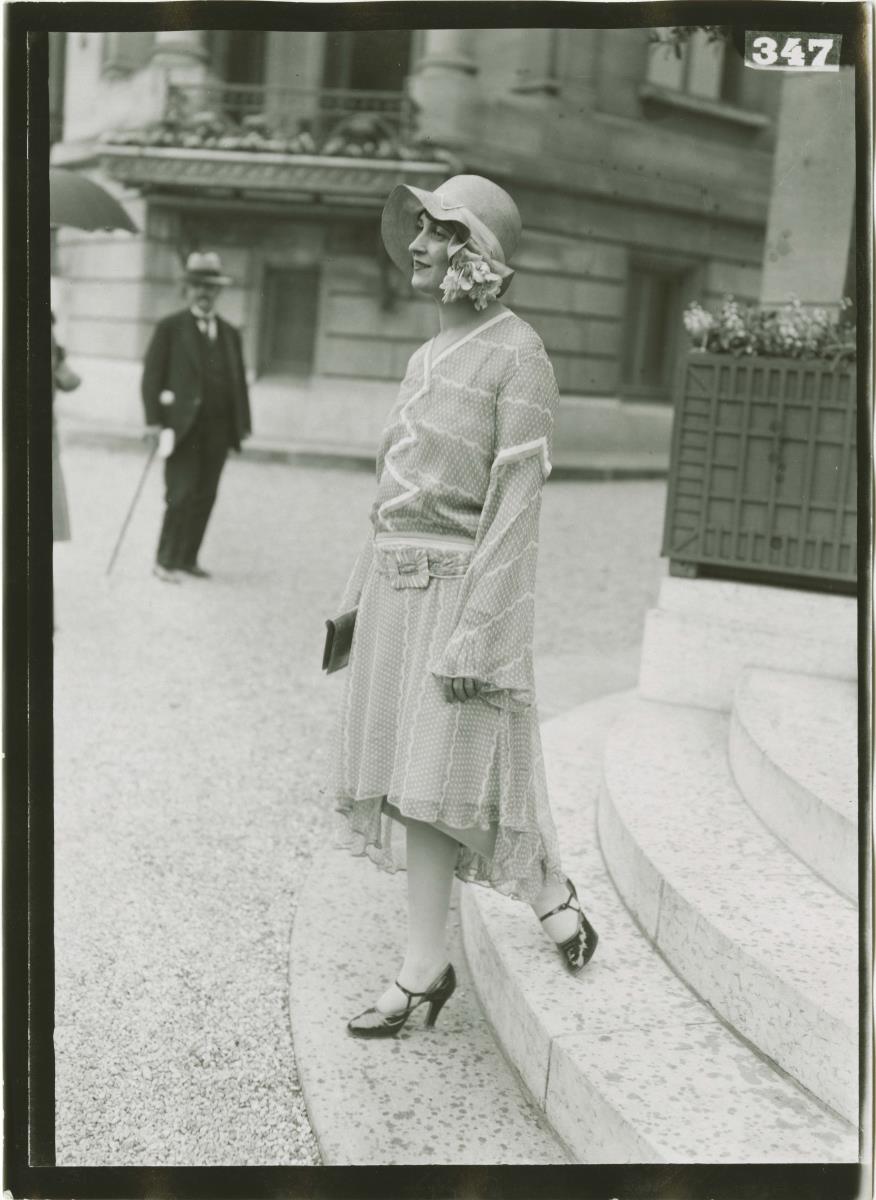 Frau in Kleid auf dem Rennplatz in Longchamp