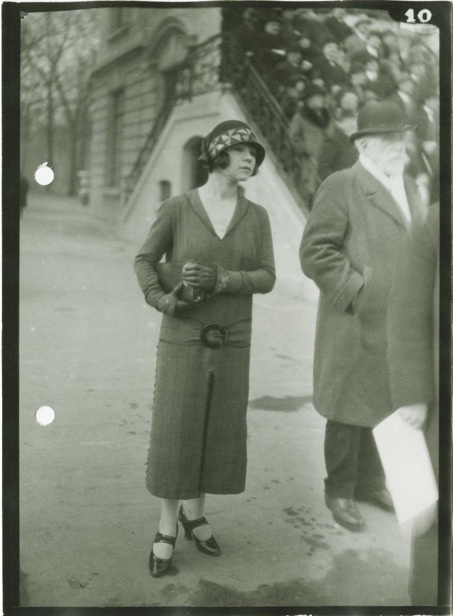 Frau in Kleid auf dem Rennplatz