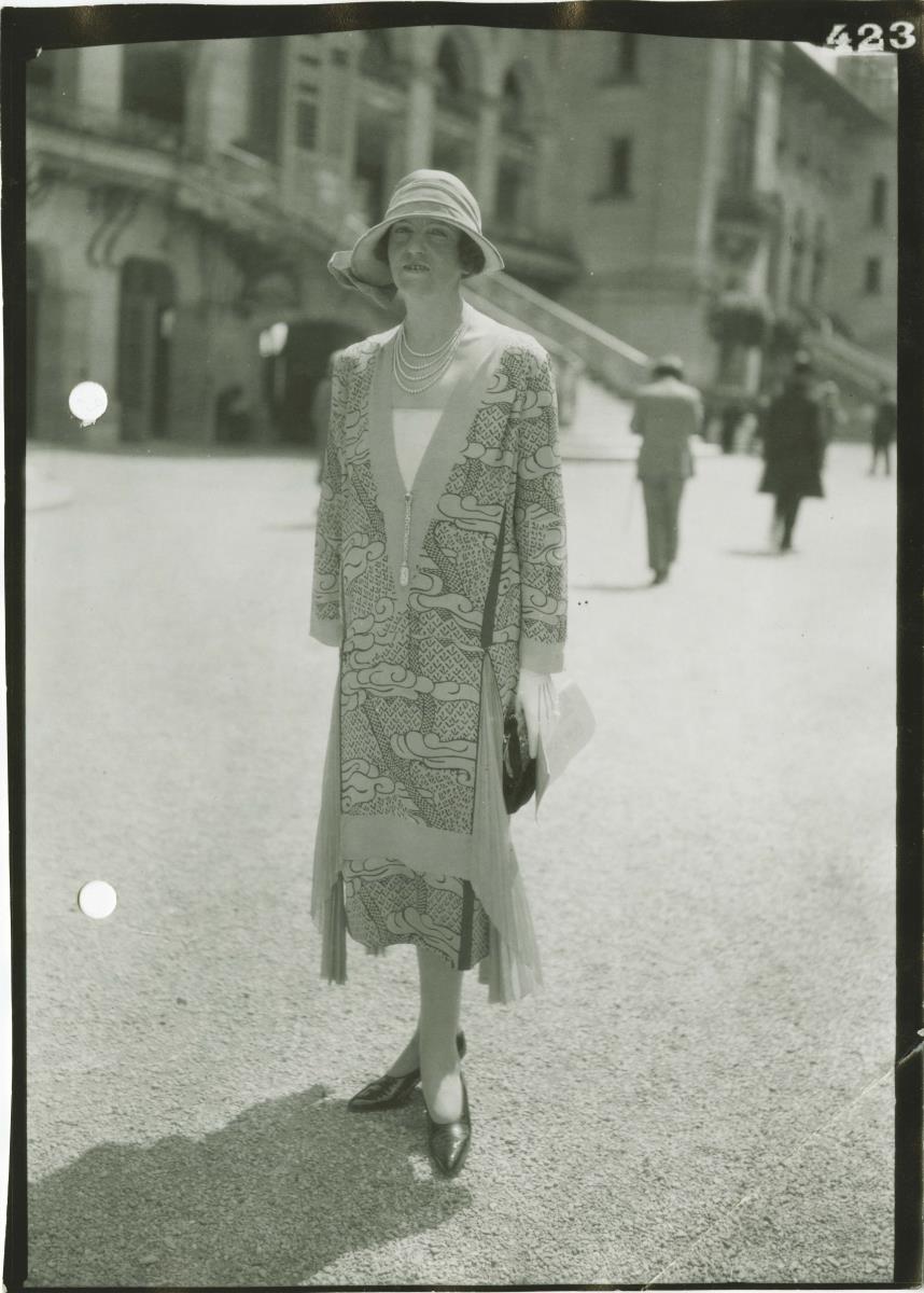 Frau in Kleid auf dem Rennplatz in Longchamp