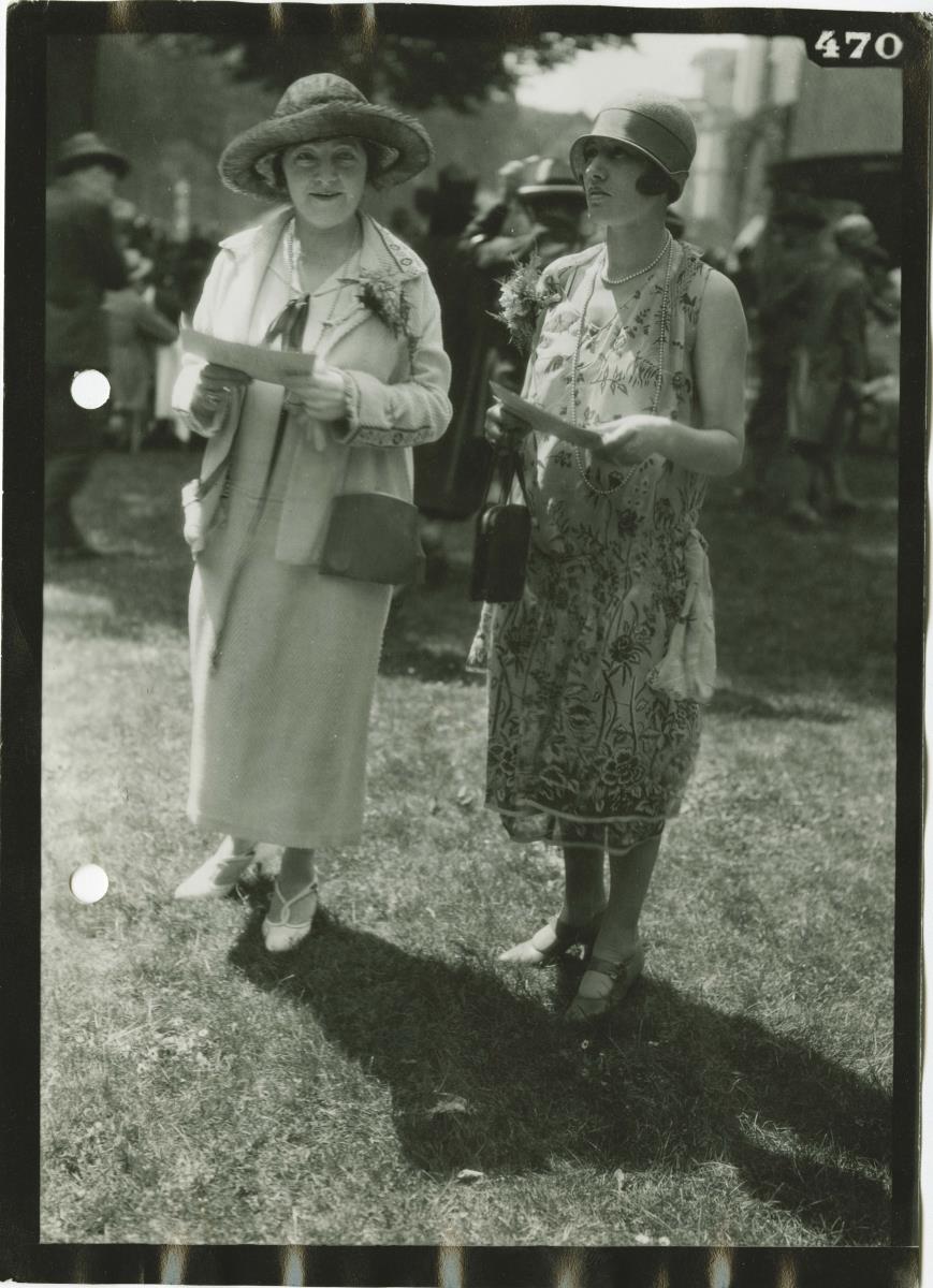 Frauen in Kleidern auf dem Rennplatz in Chantilly