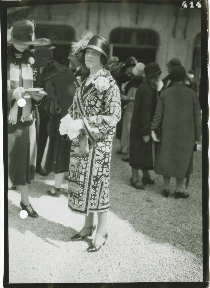 Frau in Mantel auf dem Rennplatz in Longchamp