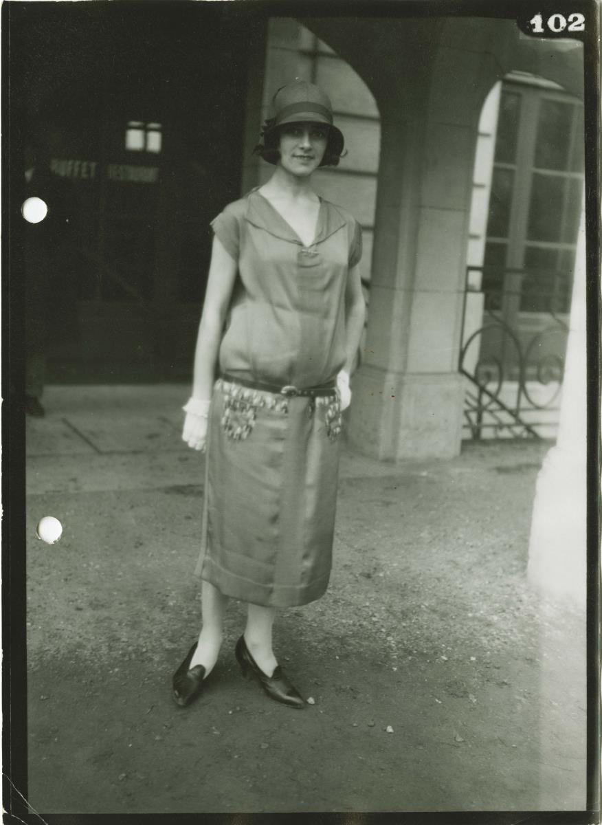 Frau in Kleid auf dem Rennplatz