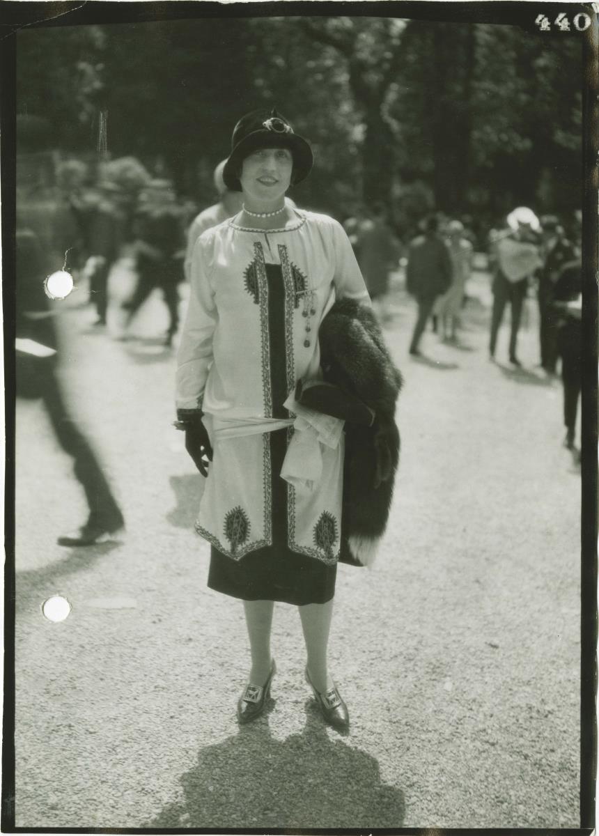 Frau in Kleid auf dem Rennplatz in Longchamp