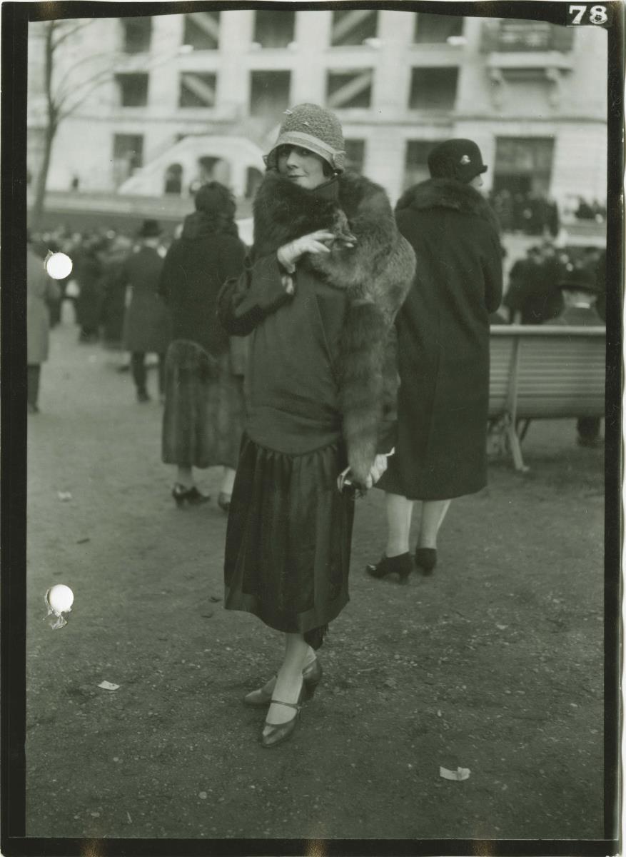 Frauen in Mänteln auf dem Rennplatz