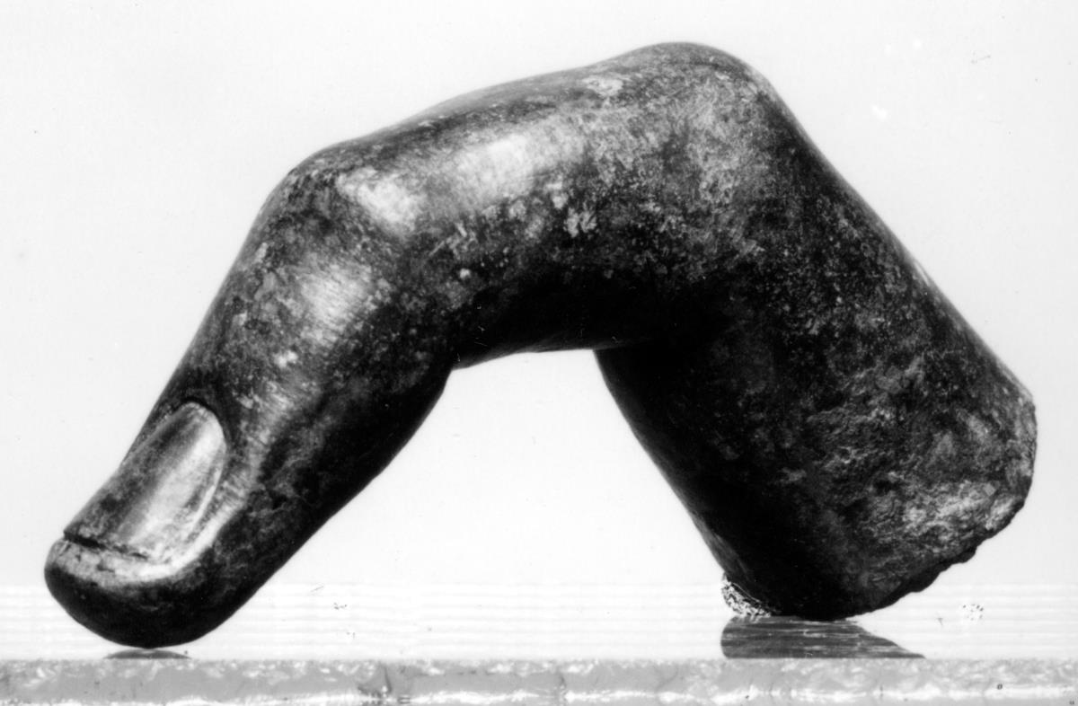 Gebogener, überlebensgroßer Finger (Fragment einer Bronzestatue)