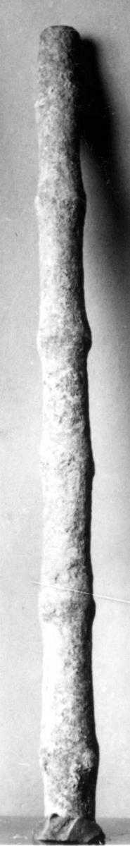 Knotiger Rundstab, an einem Ende gebrochen (vermutlich Fragment einer Bronzestatue)