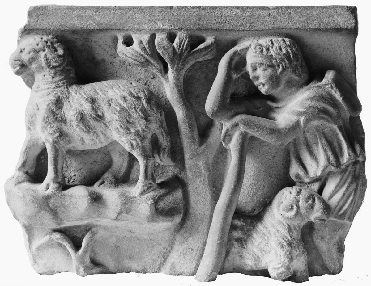 Fragment eines Sarkophagdeckels