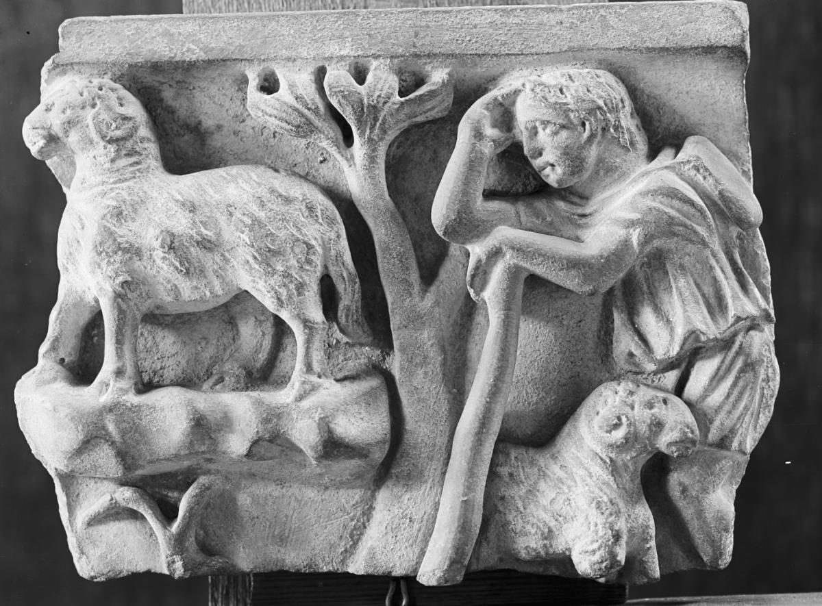 Fragment eines Sarkophagdeckels