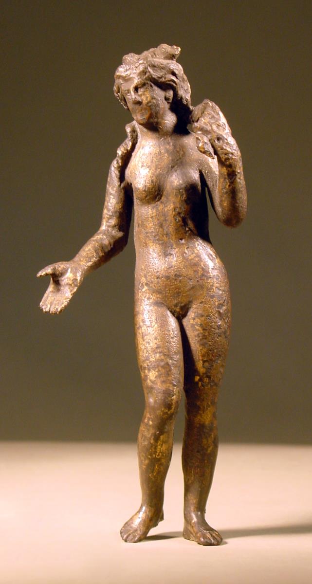 Römische Statuette der Venus, mit der Linken eine lange Flechte des Kopfhaars fassend
