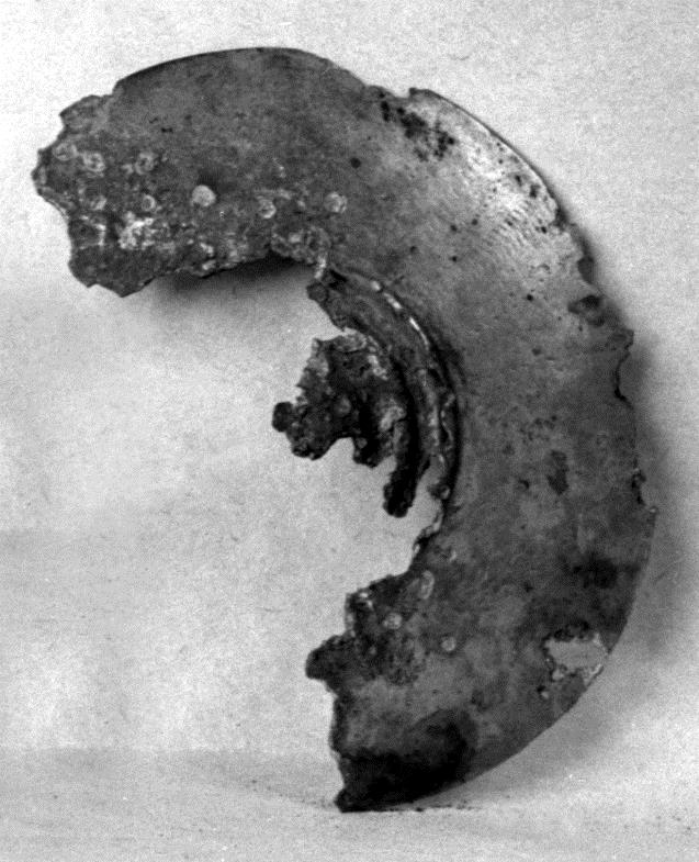 Zwei Bruchstücke eines scheibenförmigen Besatzes (Phalera?), mit eingeritzten Verzierungen