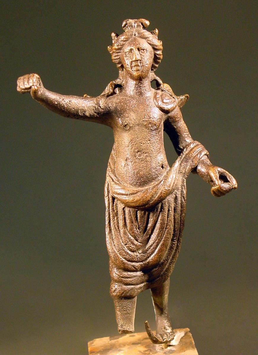 Römische Statuette der Victoria, mit Mantel und Kranz