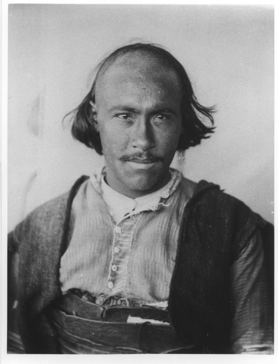 Kopf eines Türken aus Dürüke. a: von vorn; b: im Profil