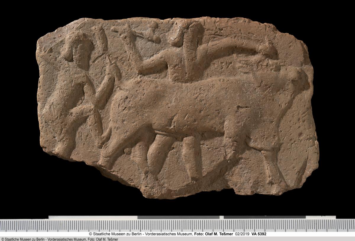 Terrakotta-Relief: Gilgamesch und Enkidu im Kampf mit einem Stier